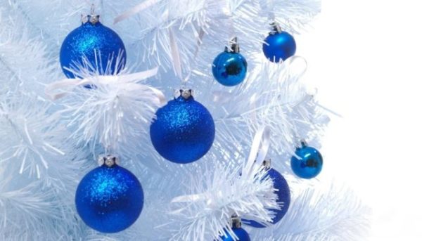 Как украсит елку синими шарами